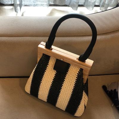 China Lady Fashion New Design For Straw Bag With Shoulder Strap Retro Wooden Clip Design Style For Women for sale