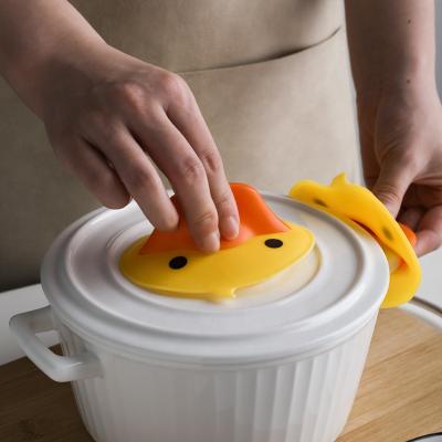 China Custom Viable Logo Rubber Non-Slip Pot Clip Kitchen Cooking Baking Silicone Duck Heat Resistant Glove Microwave Oven Insulated for sale