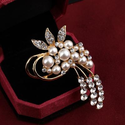 China Pins Brooch Fashion Jewelry Vintage Gold High Quality Brooch Pins Austria Crystals Pearl Flower Imitation Brooch Wedding Accessories for sale