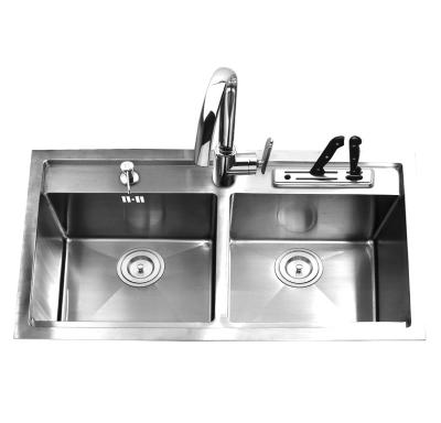 Cina Modern Country Handmade Kitchen Sink Equal Basin Center Drain Placement in vendita