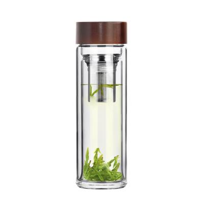 China Wholesale Disposable Double Wall Borosilicate Glass Water Bottle with Tea Infuser and Bamboo Strainer Lid for sale