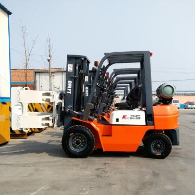 China 2.5 Tonnen LPG-Forklift mit Nissan K21 K25 Benzin-Benzin-Motor Ersatzteile eingeschlossen zu verkaufen