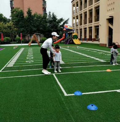 China Outdoor Synthetic Turf Artificial Grass Garden Grass/Landscape/Football Pitch/Golf/Garden/Rooftop/Kindergarten For Soccer Football for sale