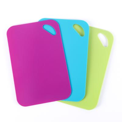 China Viable hot sale non-slip plastic PE plastic fruit cutting chopping board for sale