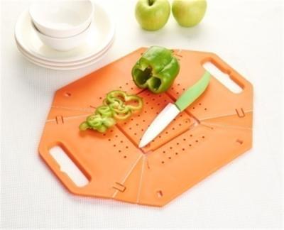 China Sustainable Wholesale Foldable Revolving Plastic Round Cheese Cutting Board With Knife Set for sale