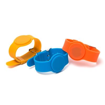 China RFID NFC Silicone Wristband Bracelet With Cashless Payments For Festival for sale