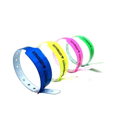 China Writable RFID NFC Fabric Wristband UID Numbers 13.56MHz PVC With Logo Printing for sale