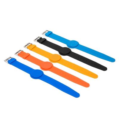 China Smart RFID NFC Silicone Wristbands For Festival Events 13.56MHZ Customized for sale