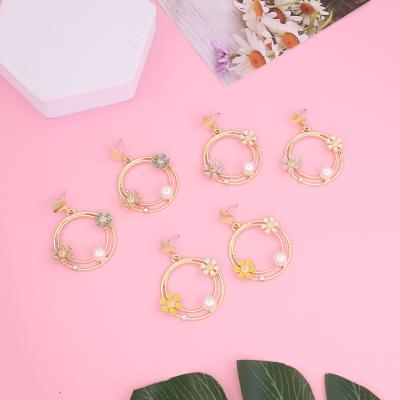 China FASHIONABLE Little Cool Daisy Stud Earrings For Women Fashion Earrings for sale