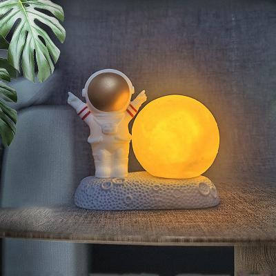 China Europe Hot Selling Creative Astronaut Night Light Bedroom Decoration Astronaut Table Lamp Opens Ornaments for sale