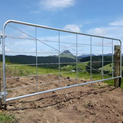 China Puerta de cerca de la granja de acero con bajo contenido de carbono 1,5 m de altura Puertas de campo de hierro galvanizadas en venta