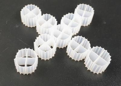 China Popular 11*7mm white color and virgin HDPE material MBBR bio balls for aquariums à venda