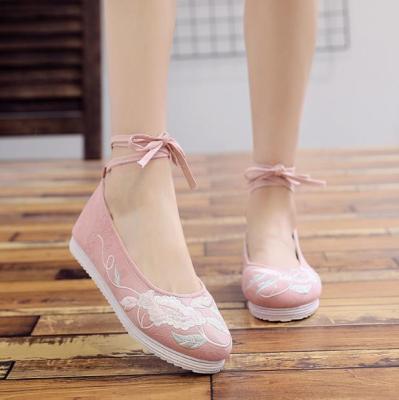 China Other cy50067a New Chinese Style Embroidered Shoes Cloth Lace Shoes Mothers Leisure Flat Shoes for sale