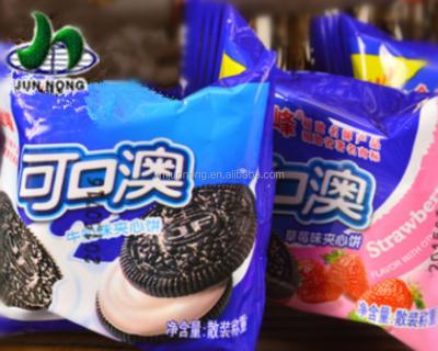 China Low Fat Sandwich Cookies Strawberry Milk Chocolate Flavor Snacks for sale