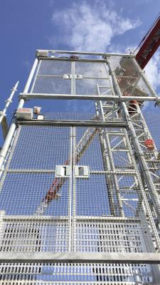 중국 Landing door with locking bar pipe support access to building hoist and man hoist application 판매용