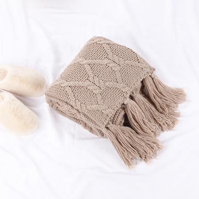 China Viable Wholesale OEKO-TEX Certificate Braided Pattern Cable Knit Woven Throw Chunky Knitted Blankets With Tassel for sale