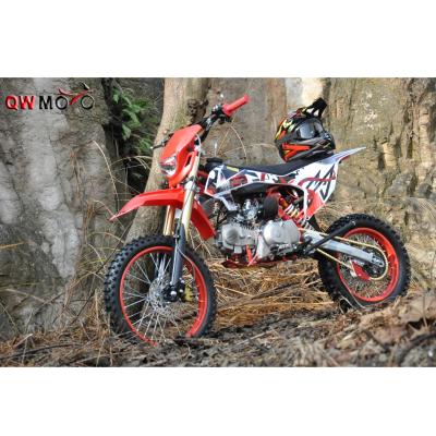 China 140cc KTM Dirt Bike QWMOTO 2020 New E-start 140cc Oil Cooled Dirt Bike With YX Engine, MINIKUNI Carburetor And Headlight for sale