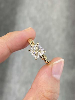 China 1.7ct Sqaure Cushion Lab Grown White Diamond Solitaire Ring 18k Yellow Gold for sale