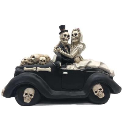 China Halloween Resin Crafts Halloween Resin Crafts Skull Couple Sitting On The Car Table Wedding Home Decoration for sale