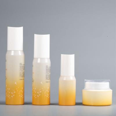 China Custom Empty Cosmetic Pet Bottles 120ml Plastic Lotion Skin Care Bottle Set With Cream Jar Te koop