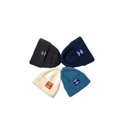 China 2021 COMMON new in stock knit beanies wholesale small winter Beanie Hat drop ship in lots with woven label for sale