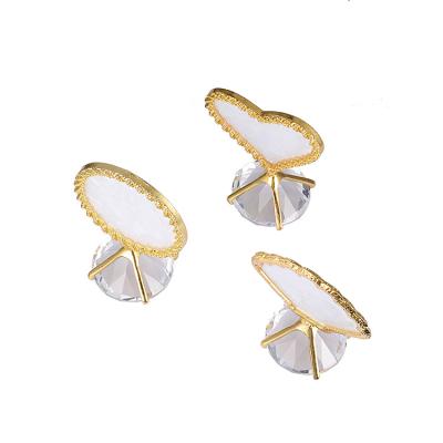 China 2021 Factory Wholesale High Quality Resin Leaf Jewelry Creative Nail Display Stand With Rhinestone for sale