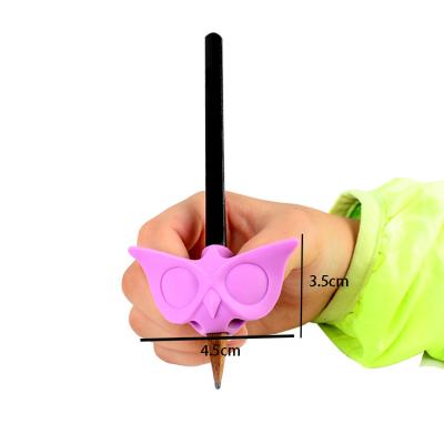 China Writing 2021 New Arrived Two-finger Corrector Pencil Grip Silicone Baby Writing Correction Tool Device Kid Stationery Gift Corrector for sale