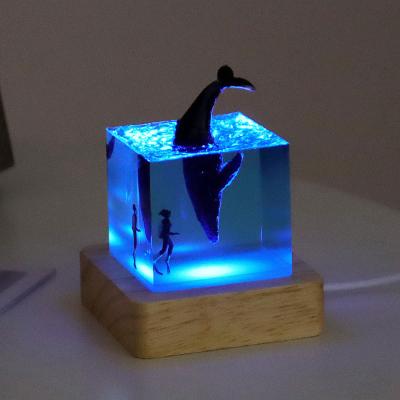 China Direct Ocean-themed haaien duiker LED nachtlamp met aangepast logo en bamboe basis Te koop