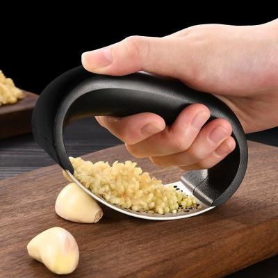 China Bamboo Manual Garlic Press Kitchen Vegetable Squeezer Crusher and Peeler Hand Tool for Fruit Vegetable Tools for sale