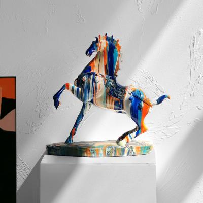 China Customized Size Camouflage Design Resin Horse Sculpture for Congratulatory Occasions for sale