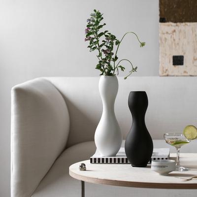 China Modern Minimalist Ceramic Vase in Customized Color for Home and Office Tabletop Decor for sale