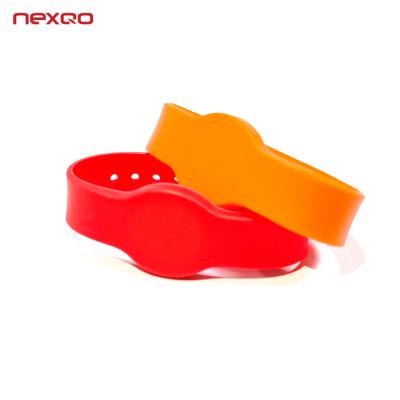 China High Quality Waterproof / Waterproof RFID Chip Silicone Wristband NFC Smart Wristband for sale