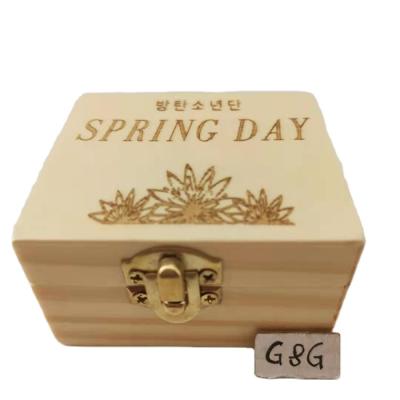 China Wholesale Custom Gift Spring Roll Up Music Box Pine Wood Music Box for sale