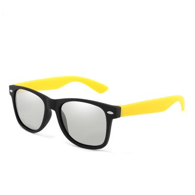 China sports & New Safety Design UV400 Discoloration Polarized Sports Photochromic Sunglasses for sale