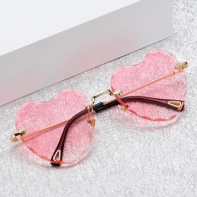 China Peach Color Gradient Love News UV Protection Girl Fashion Sunglasses Heart Daily Sunglasses for sale