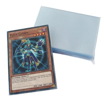 China mangas transparentes impermeables durables de las tarjetas de la suavidad interna de las mangas de 60x87m m Yugioh en venta