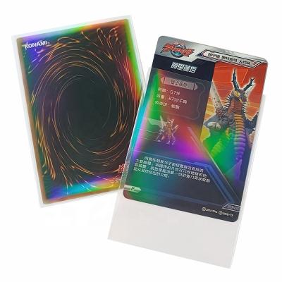 Chine Le jeu de société fait sur commande en gros gaine les douilles transparentes de carte de la taille 62x89mm de YuGiOh d'arc-en-ciel de laser à vendre