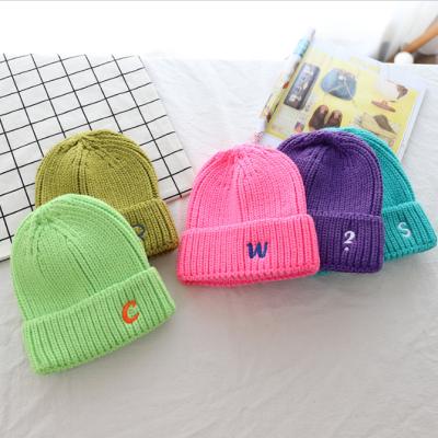 China Qy7305 Fashion COMMON Winter Women Knit Hat Different Colors Alphabet Beanie 2021 Women Plain Beanies for sale