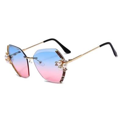 China Rhinestone Sunglasses 2022 Hot Sales Fashion Women Oversized Rhinestone Than Good Quality Shinny Sunglasses for sale