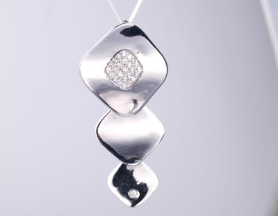 Cina 18k Oro Bianco Verniciato Geometrico 925 Sterling Silver Pendente Unisex Pendente Cuscino Pendente con Catena Elegante Collezione di Festa in vendita