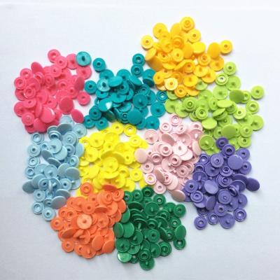 China Sustainable Colored Plastic Snap Button With Four Parts For Clothing for sale