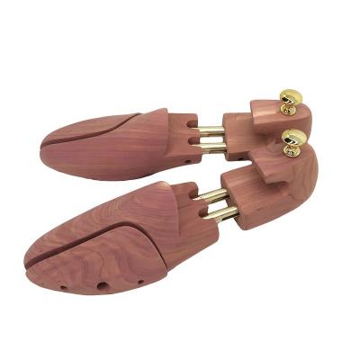 China Red Cedar Premium Aromatic Classic European Style Imported Cedar Wood Adjustable Full Last Shoe Shaper For Men Women Double Handle Shoe Shaft ST06B for sale