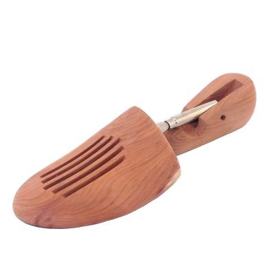 China Cedar Wood Screw Shoe Tree Premium Adjustable Aromatic Red Cedar Men's Inflatable Shoe Tree With Slots/Paper Shoe Tree ST05AB for sale