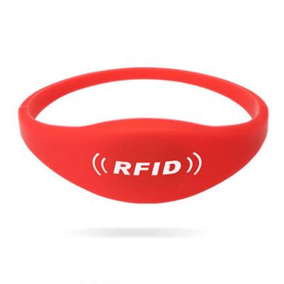 China Waterproof Silicone NFC NTAG213 RFID Wristband Waterproof / Waterproof Event RFID Wristband for sale