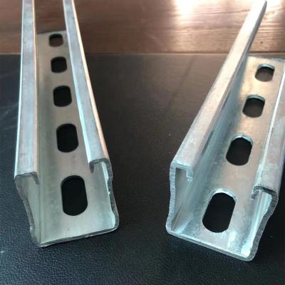 China Professional struct channel support system manfacturer hot dip gavanized c channel seismic bracing brackets en venta