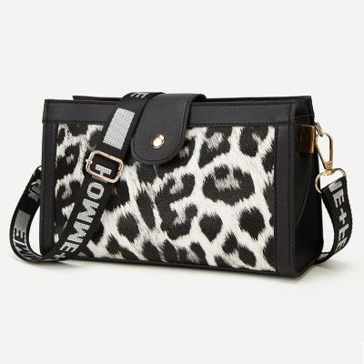 China New PU Body Bag 2021 Fashionable Crossbody Leopard Printing PU Leather Women Messenger Bags for sale