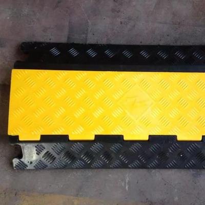 China High Strength Portable Industrial Custom Aisle Speed ​​Bumps And 3 Channel Cable RS-RSB Rubber Cover for sale