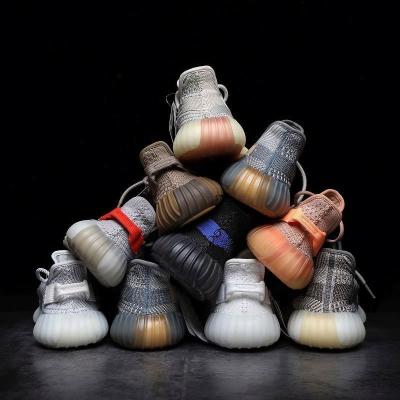 China Running Fashion Trend Fitness Walking Style Yezzy 350 Retro Sneakers V2 Basketball Shoes For Men Og Yeezy 350 for sale