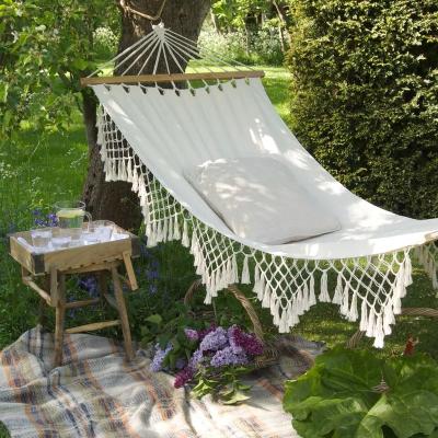 China Outdoor Luxurious Furniture Natural Macrame Hammock With Stick for sale