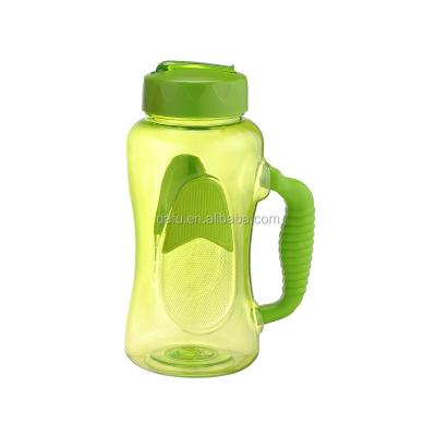 China Sustainable Large Capacity 1l Plastic Water Jar With Lid And Handle Food Grade for sale